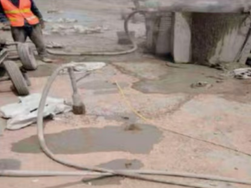 兴宁水泥混凝土路面板底注浆技术 路面脱空注浆整治方案